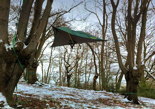 空中に張るハンモックのようなテント「Tentsile」 (1)