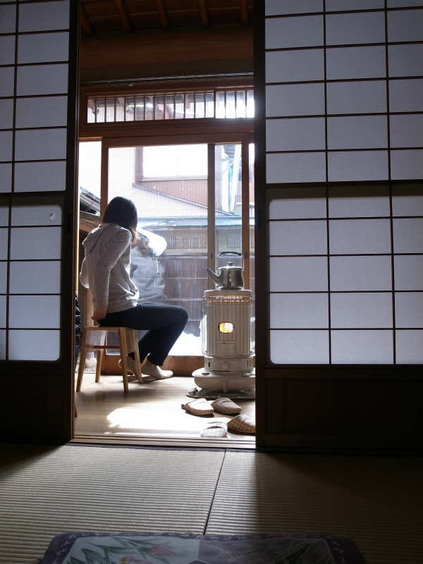 飛騨古川の古民家で純米大吟醸「色おとこ」を飲んだくれる男性官僚の宿泊体験レポート (2)