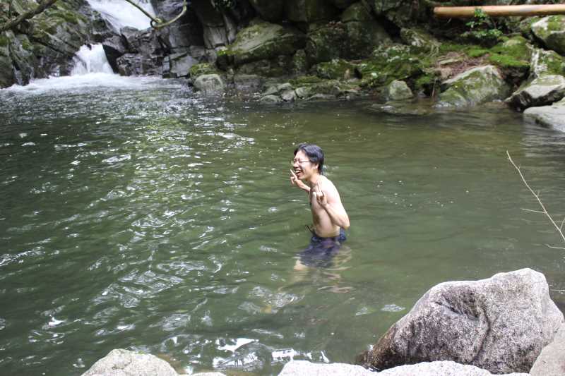 愛知県新城市作手の「保永の三滝」の滝つぼで泳いでみた！［動画あり］ (2)