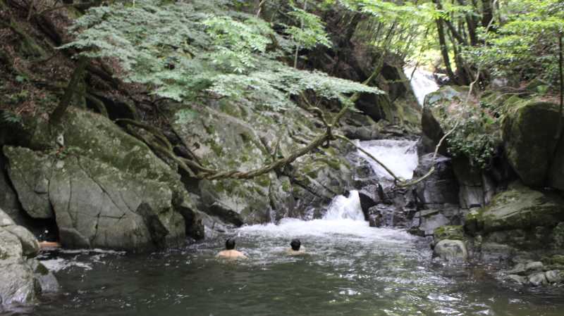 愛知県新城市作手の「保永の三滝」の滝つぼで泳いでみた！［動画あり］ (4)