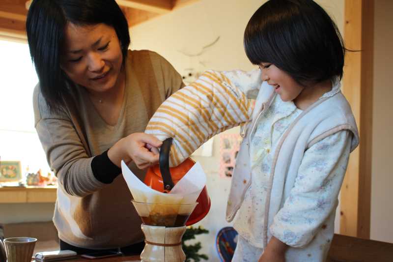 正月飾りのしめ縄を手作りしたら、かわいい女の子がコーヒーを淹れてくれたよ！ (7)