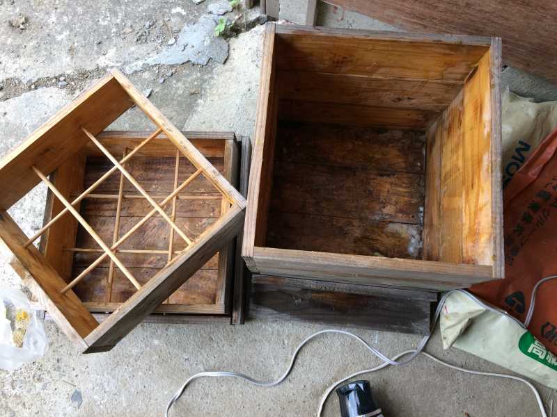 日本みつばち用の巣箱に蜜蝋を塗り、雨に濡れないように屋根を作った！ (4)