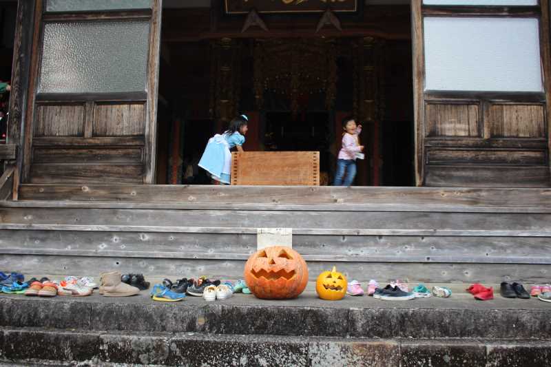 お寺でのハロウィンパーティー開催！仮装しての謎解きが色とりどりで楽しすぎる！ (14)