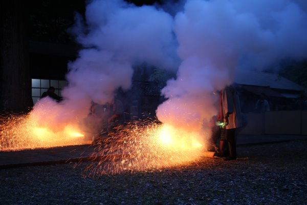 1メートルほどの竹筒に火薬を詰めて人が抱える手筒花火がすごい！【新城市川合地区祭り】 (6)