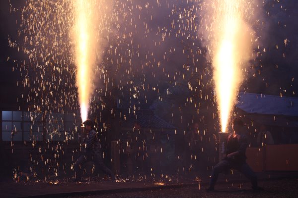 1メートルほどの竹筒に火薬を詰めて人が抱える手筒花火がすごい！【新城市川合地区祭り】 (8)
